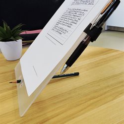 Tabla Acrílica con Aprieta Papel y Sujeta Lapicera